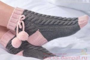 Rožinės kelių kojinės su pomponais