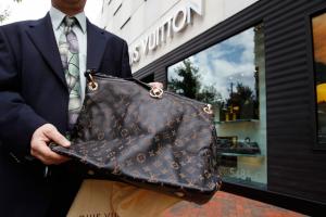 Come distinguere una borsa firmata Louis Vuitton da una falsa?